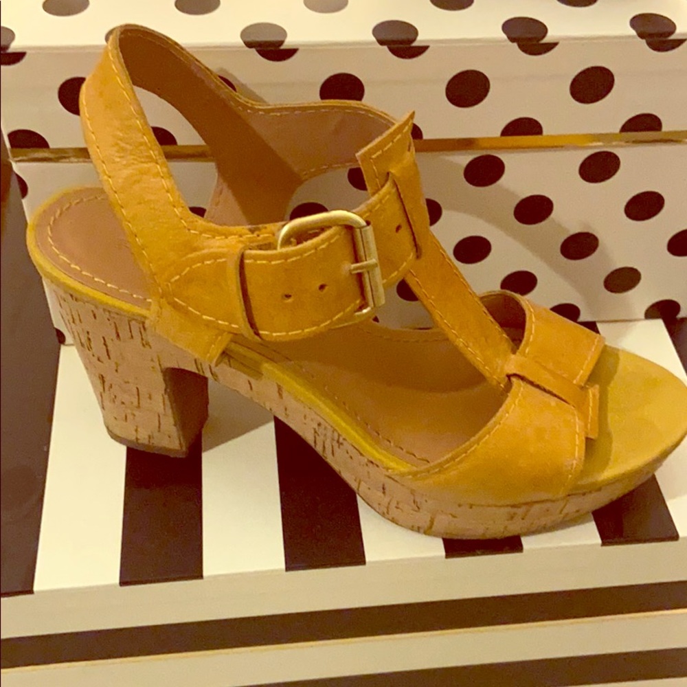 Franco Sarto Size 7 yellow T strap 4.5” Heel